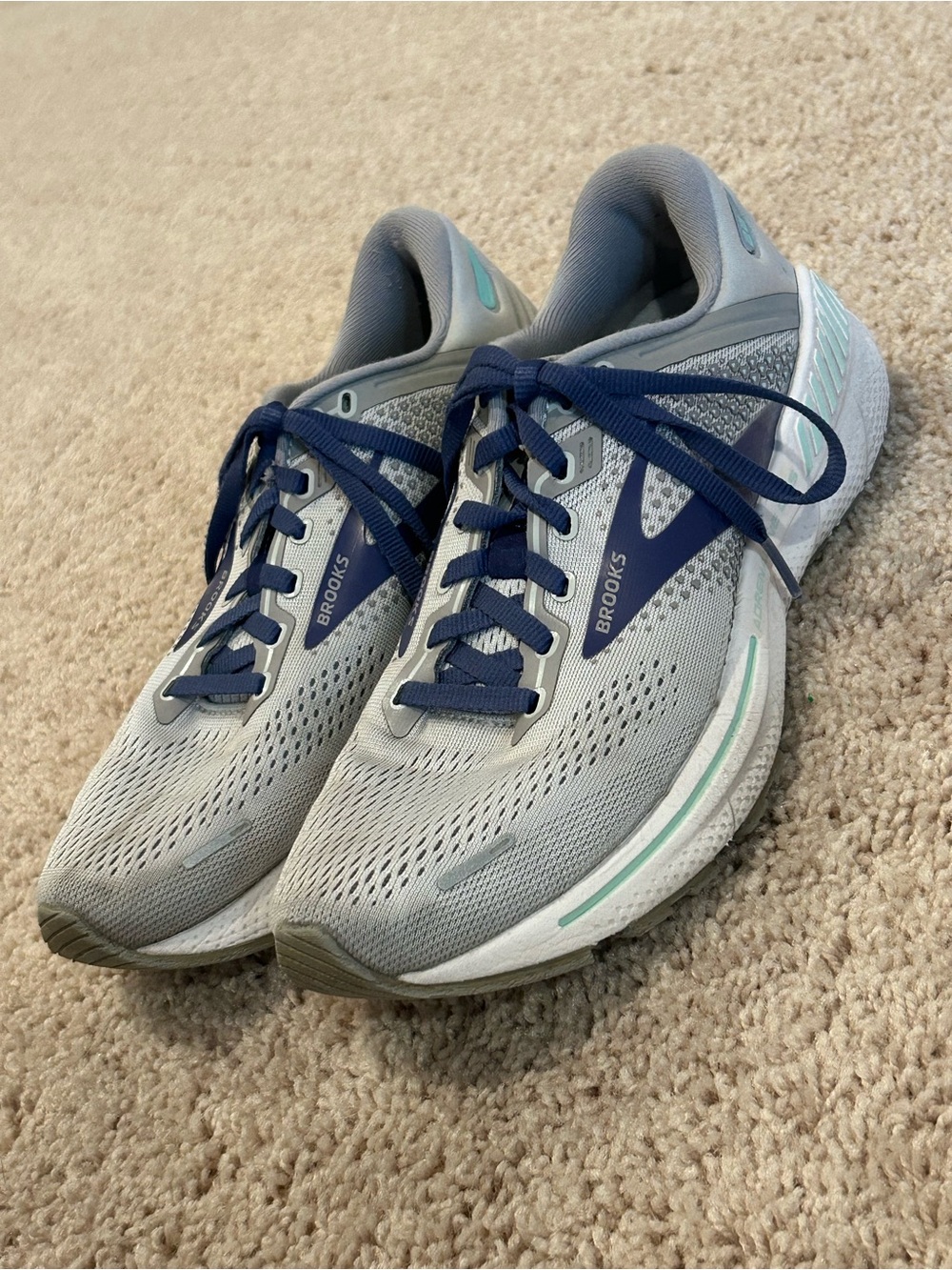 Brooks Adrenaline GTS 22 Light Gray & Purple Running Sneakers, Women’s Size 8